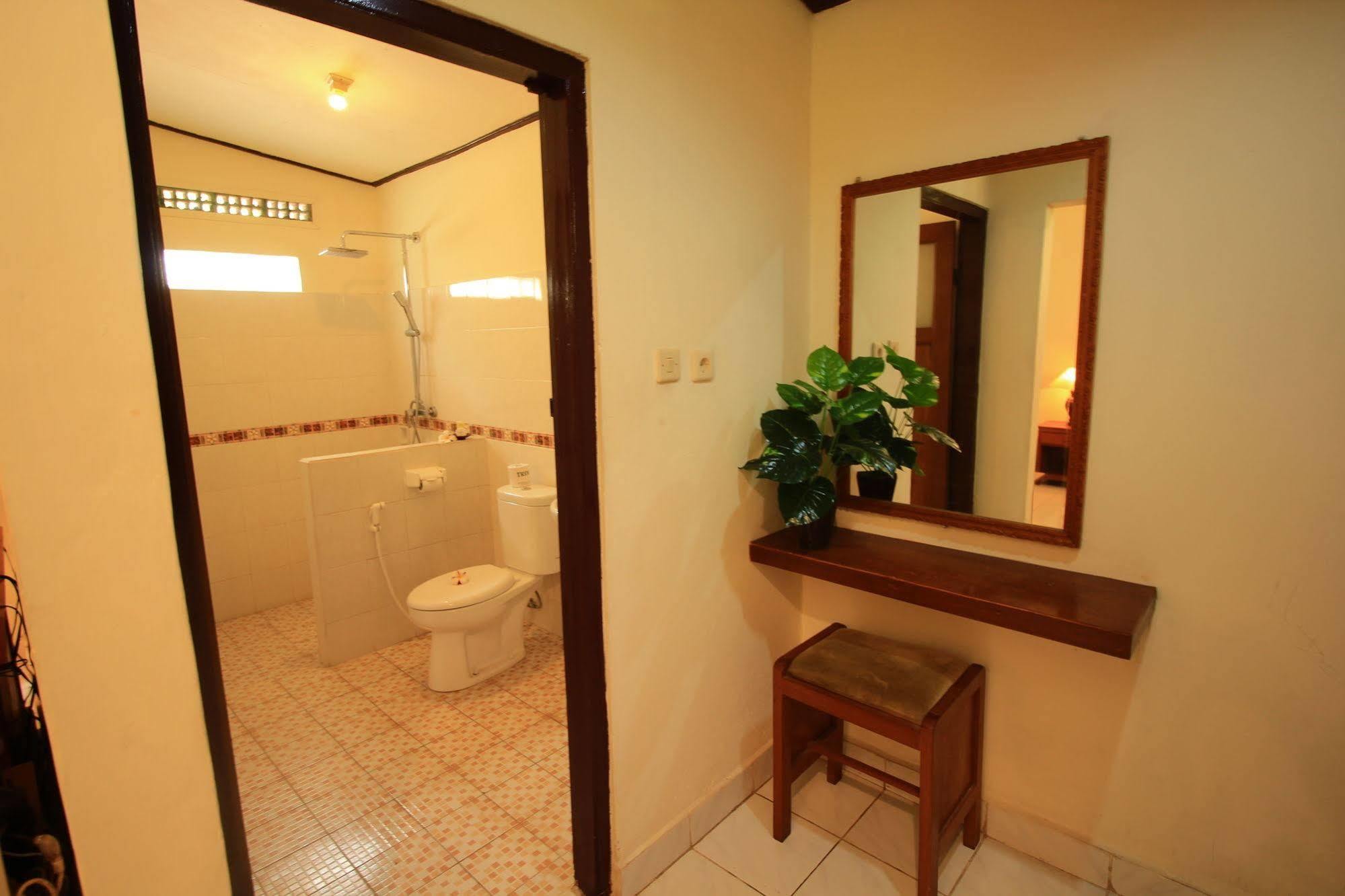 Lovina Beach Hotel Hotel