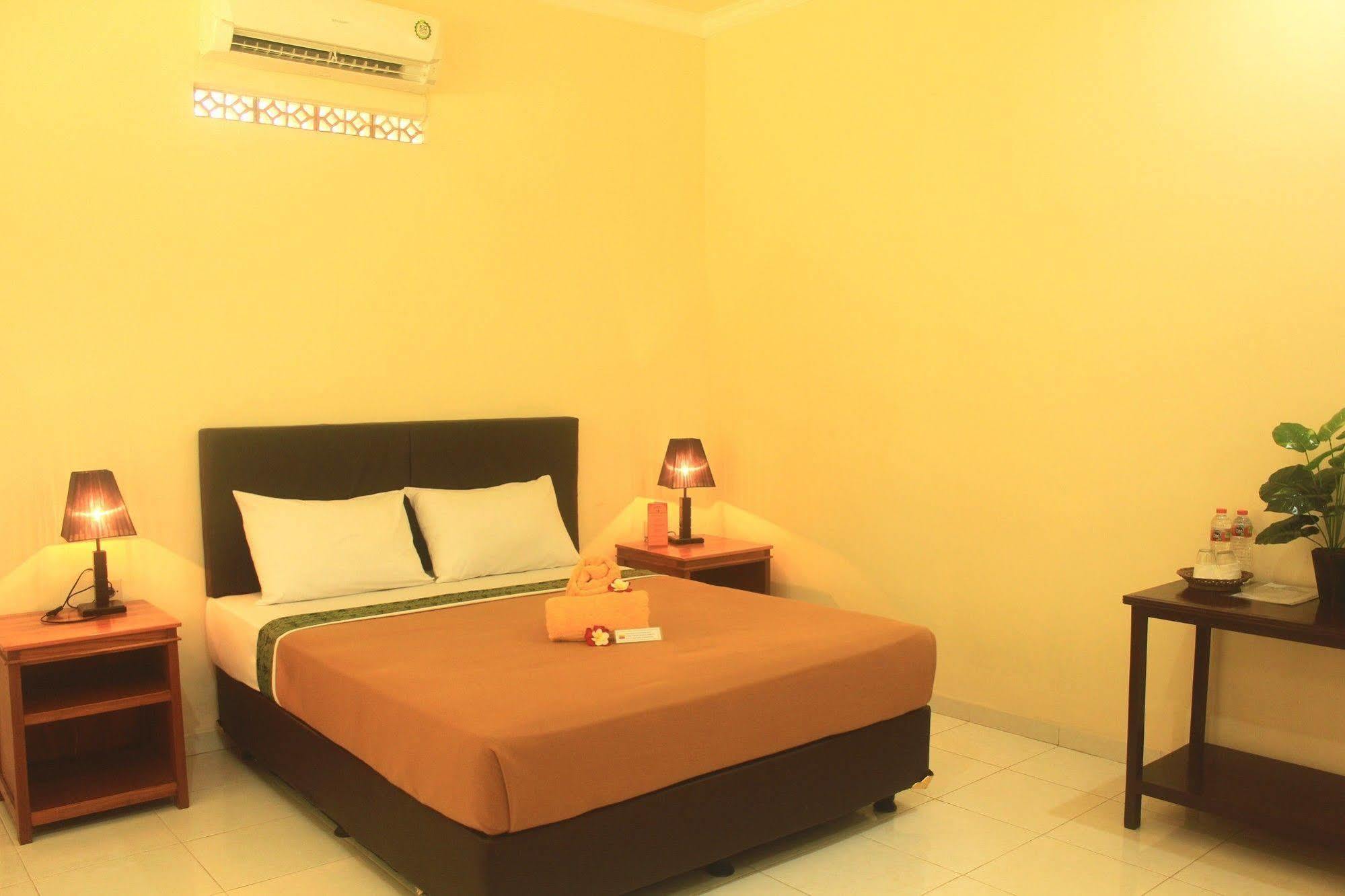 Lovina Beach Hotel 2*