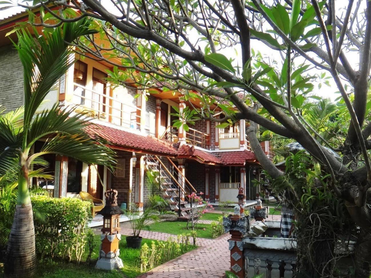 Lovina Beach Hotel होटल Lovina (Bali)