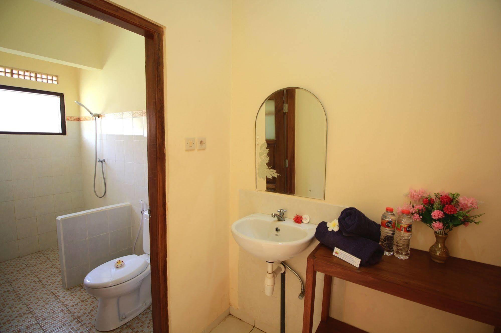 Lovina Beach Hotel 2*