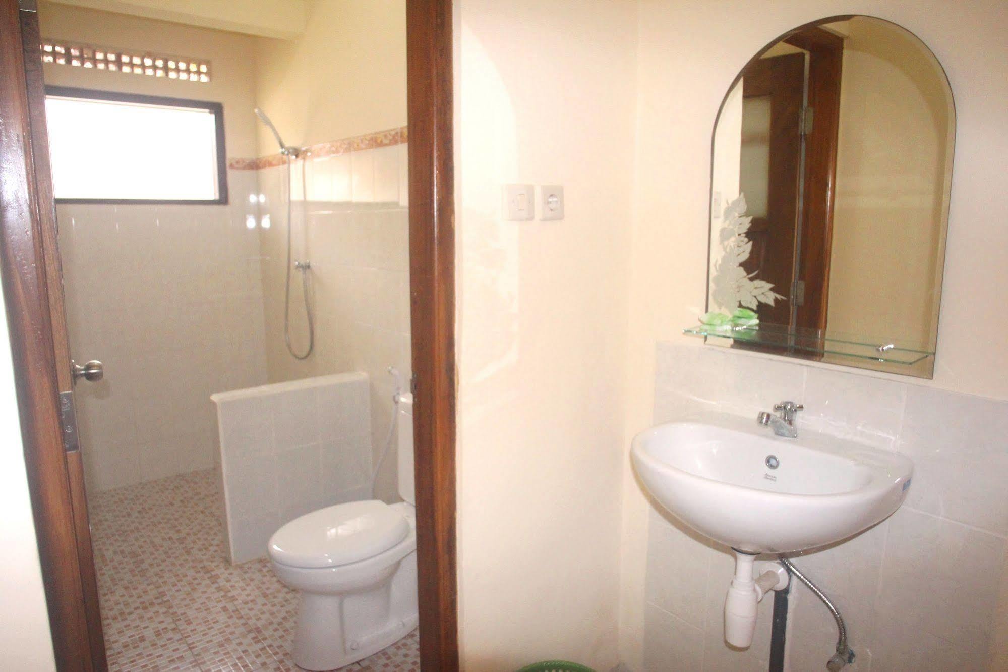 Lovina Beach Hotel होटल Lovina (Bali)